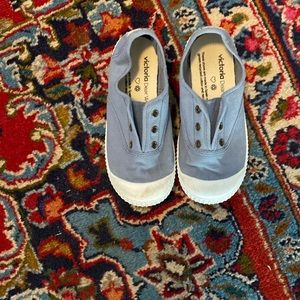 Victoria blue no tie shoe